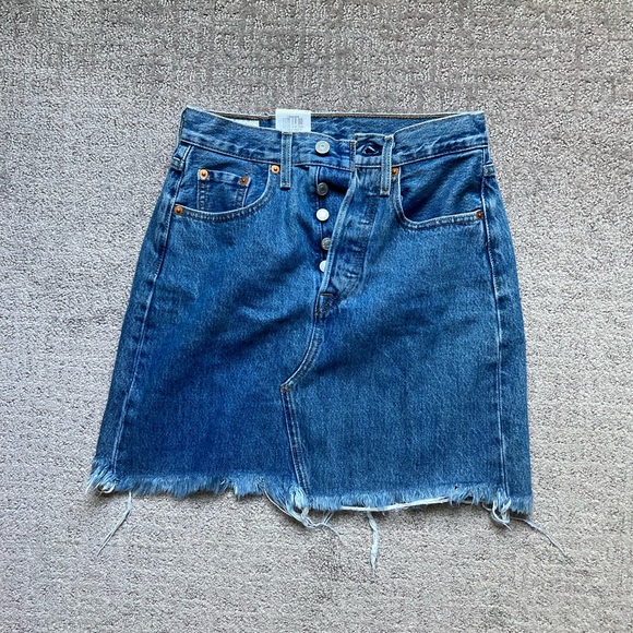 NWT! Levi's High Rise Iconic Deconstructed Skirt Mid Wash Distressed - Picture 5 of 12